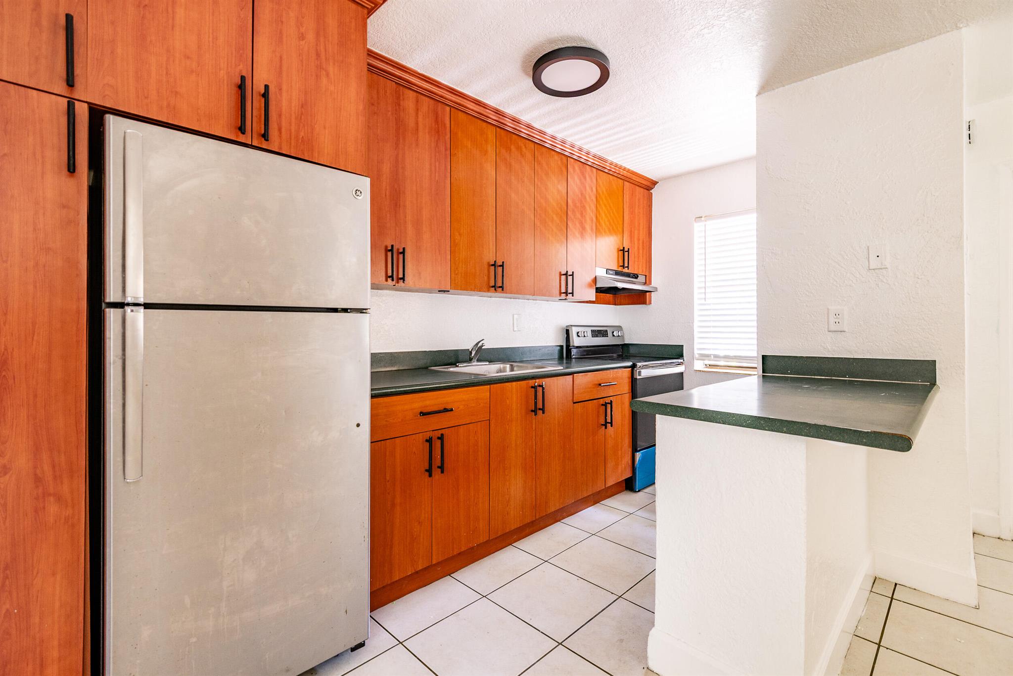 Looking for a rental in great east side location? EL Sol is conveniently located close to downtown Oakland Park, Beach, shopping, beaches and highways. RAPID approval and move in. Tenant can only park 1 vehicle on property. Must agree to rent paid via automatic withdraw from bank account.