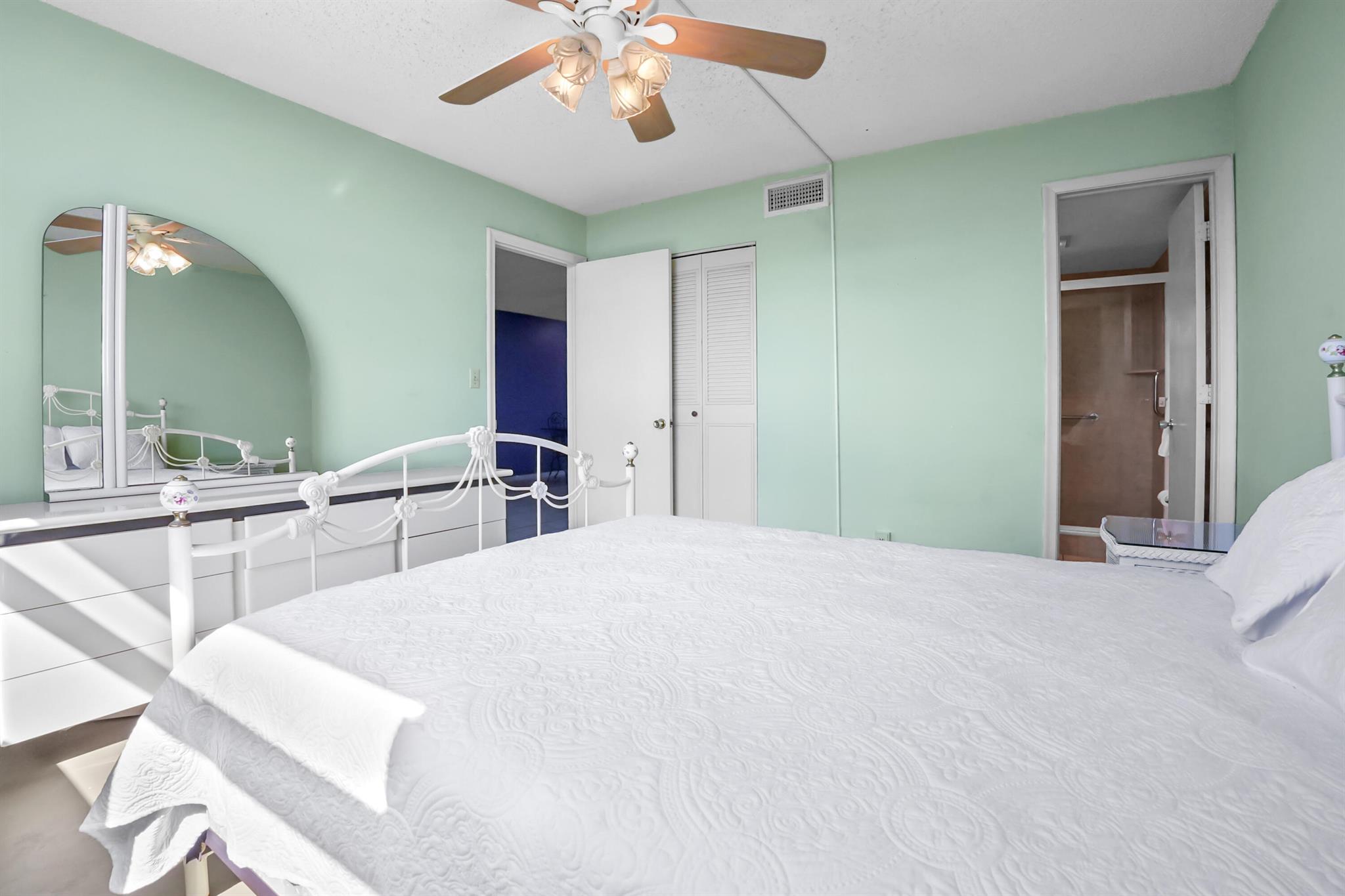 HARBOUR HALL INLET CLUB - Residential