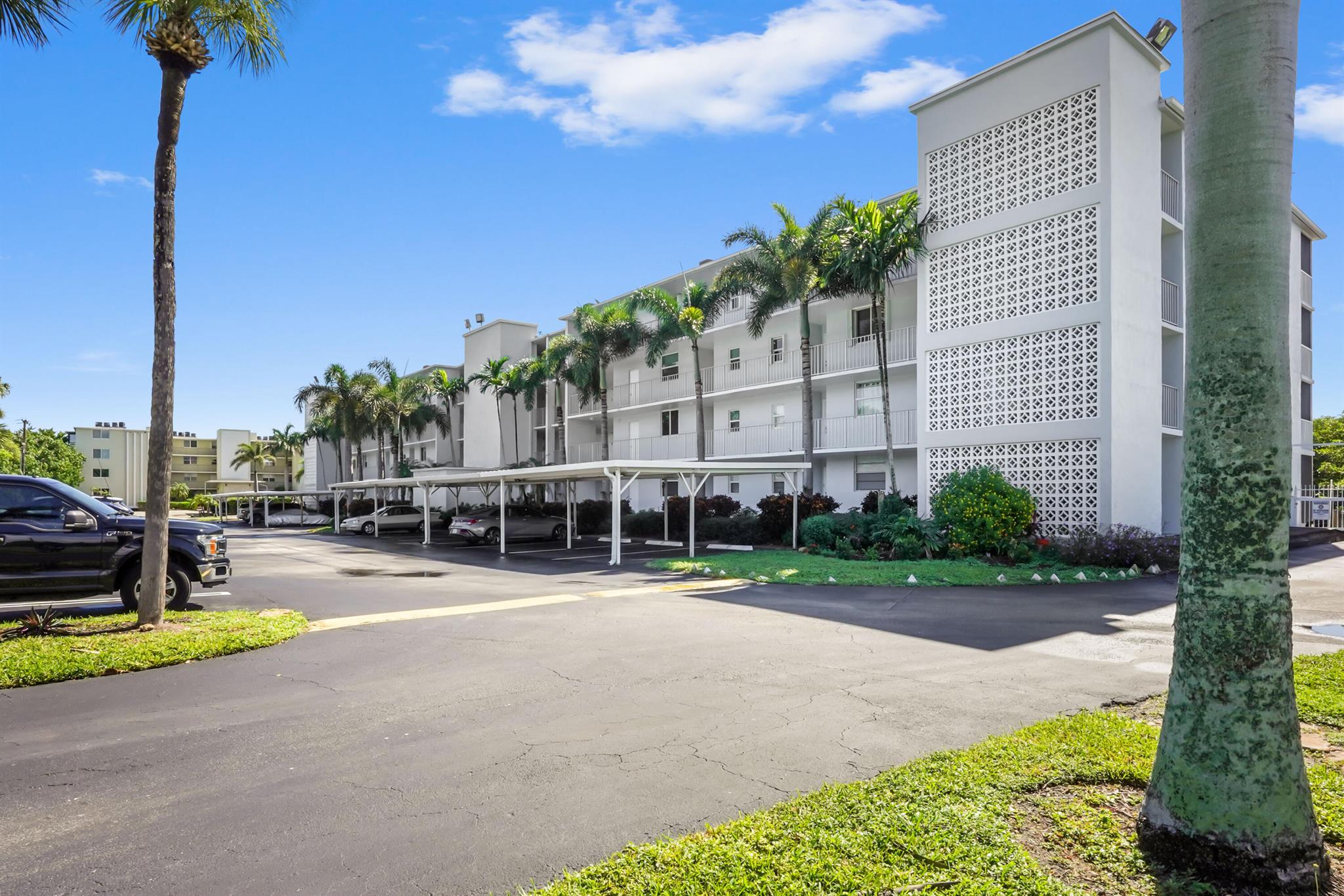 HARBOUR HALL INLET CLUB - Residential