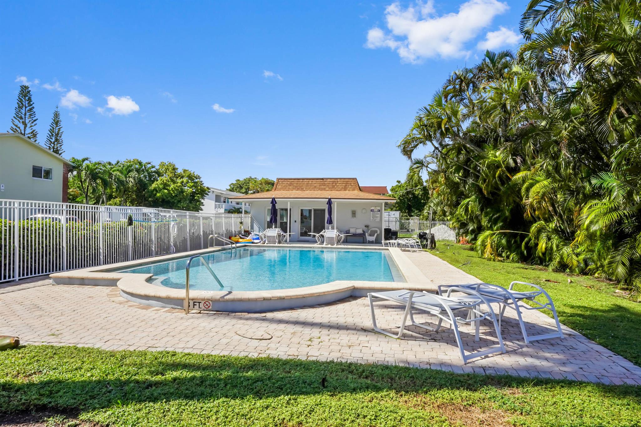 HARBOUR HALL INLET CLUB - Residential