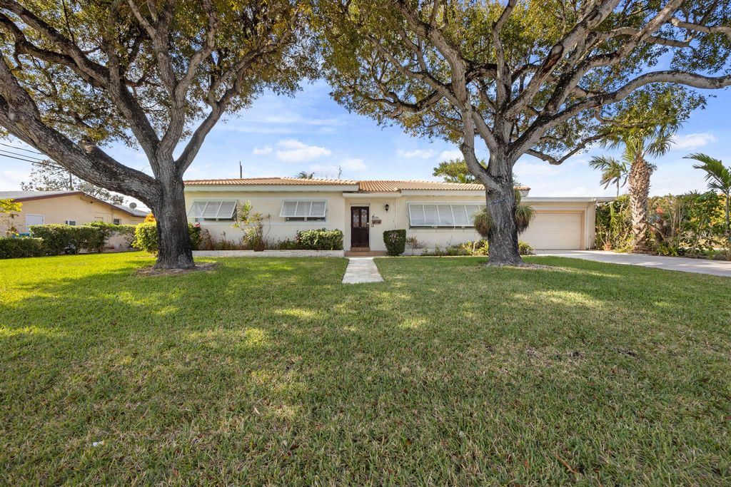 Photo of 1001 SW 2nd Street, Boynton Beach, FL 33435 (MLS # R11053317)