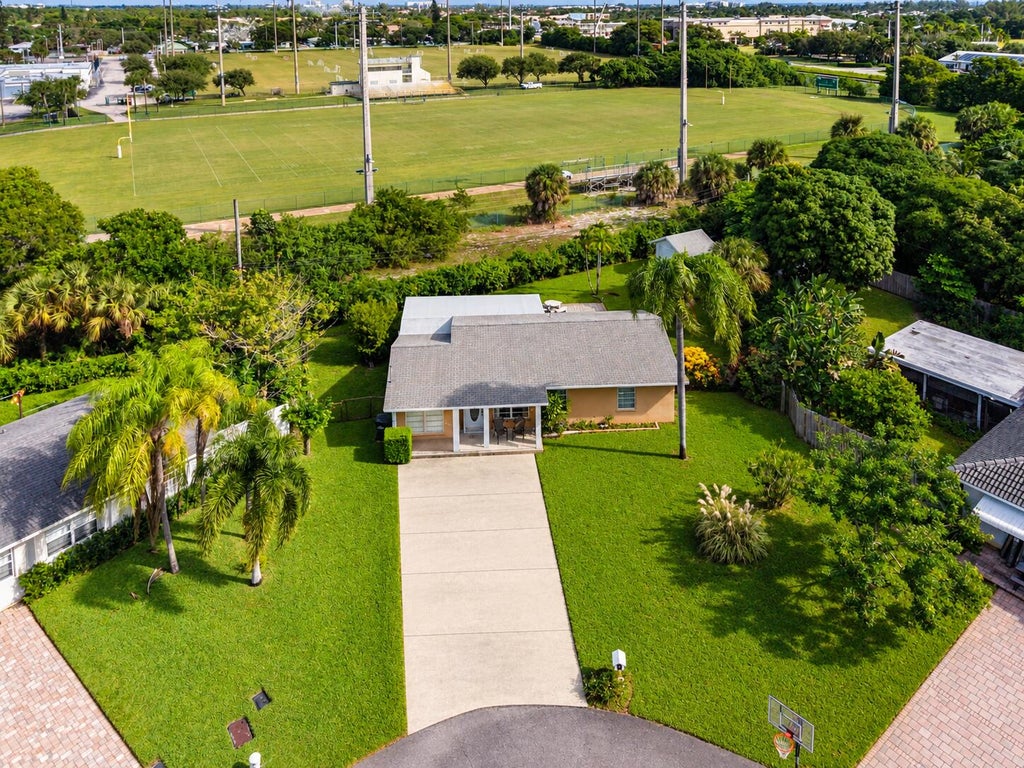 Photo of 2219 E PINERIDGE Court, Delray Beach, FL 33444 (MLS # B26091625)