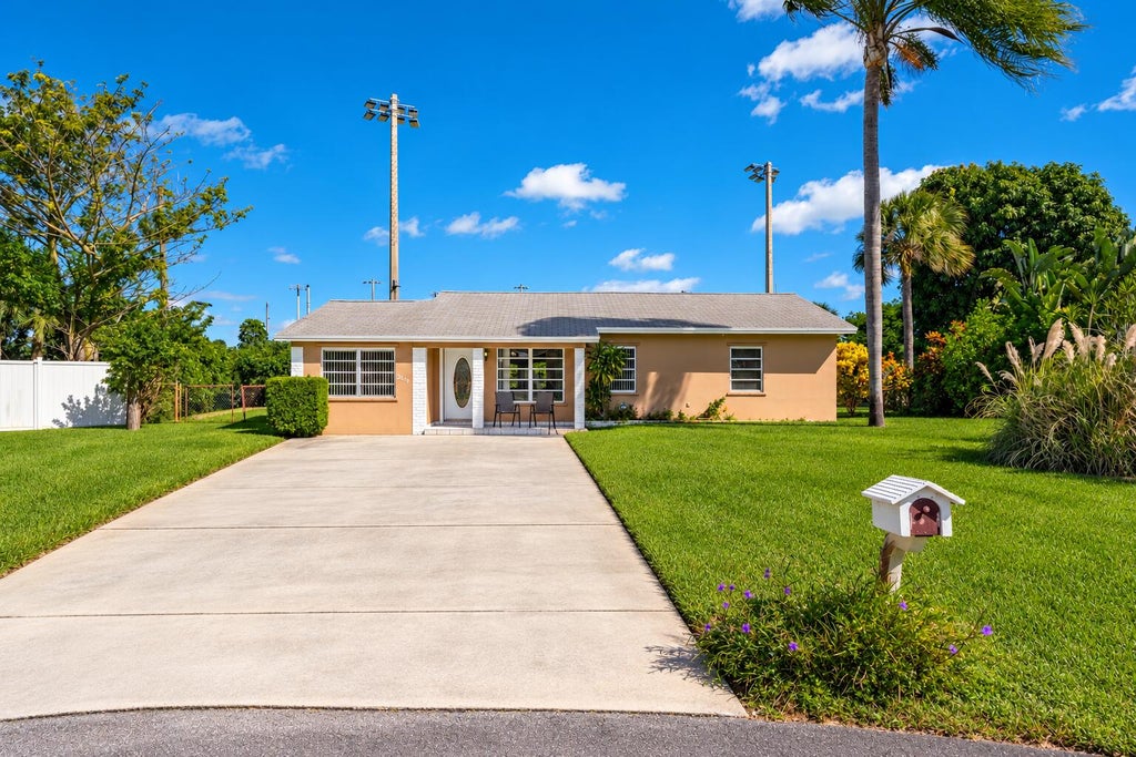 Photo of 2219 E PINERIDGE Court, Delray Beach, FL 33444 (MLS # B26091625)