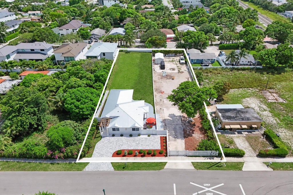 Photo of 202 SE 4TH Street, Delray Beach, FL 33483 (MLS # B26081135)