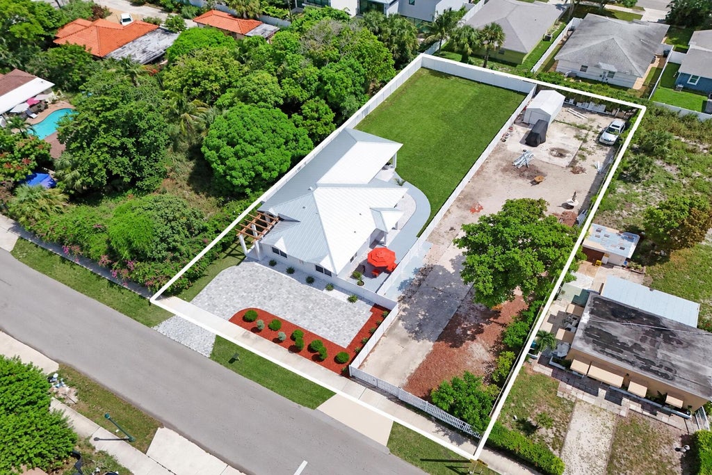 Photo of 202 SE 4TH Street, Delray Beach, FL 33483 (MLS # B26081135)