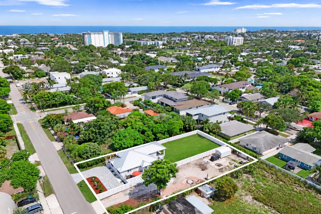 Photo of 202 SE 4TH Street, Delray Beach, FL 33483 (MLS # B26081135)