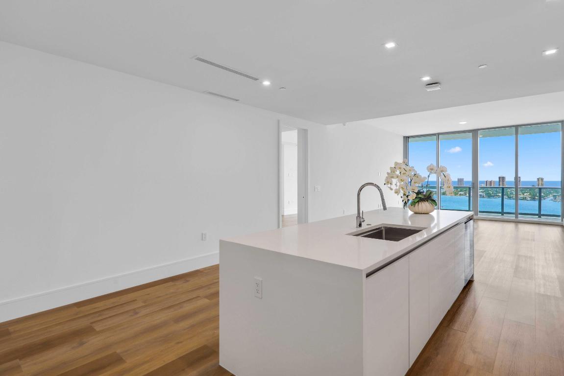 Nautilus 220 Condominium - Residential