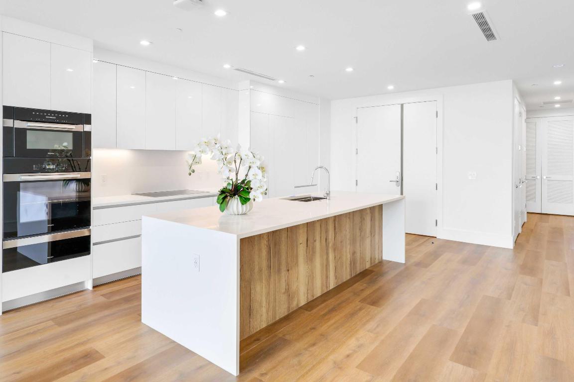 Nautilus 220 Condominium - Residential