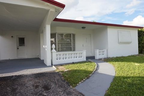 A home in Lauderdale Lakes