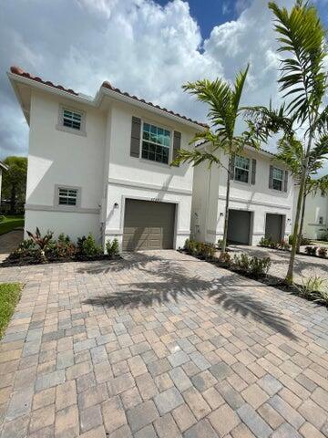 Beautiful two-story townhome, very good, located, stainless-steel appliances open floor plan. Storage. This is the perfect house for your family, comfortable, spacious and modern.