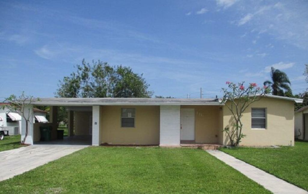 Photo of 131 Banyan Drive Dr, Port St Lucie, FL 34952 (MLS # R10814941)