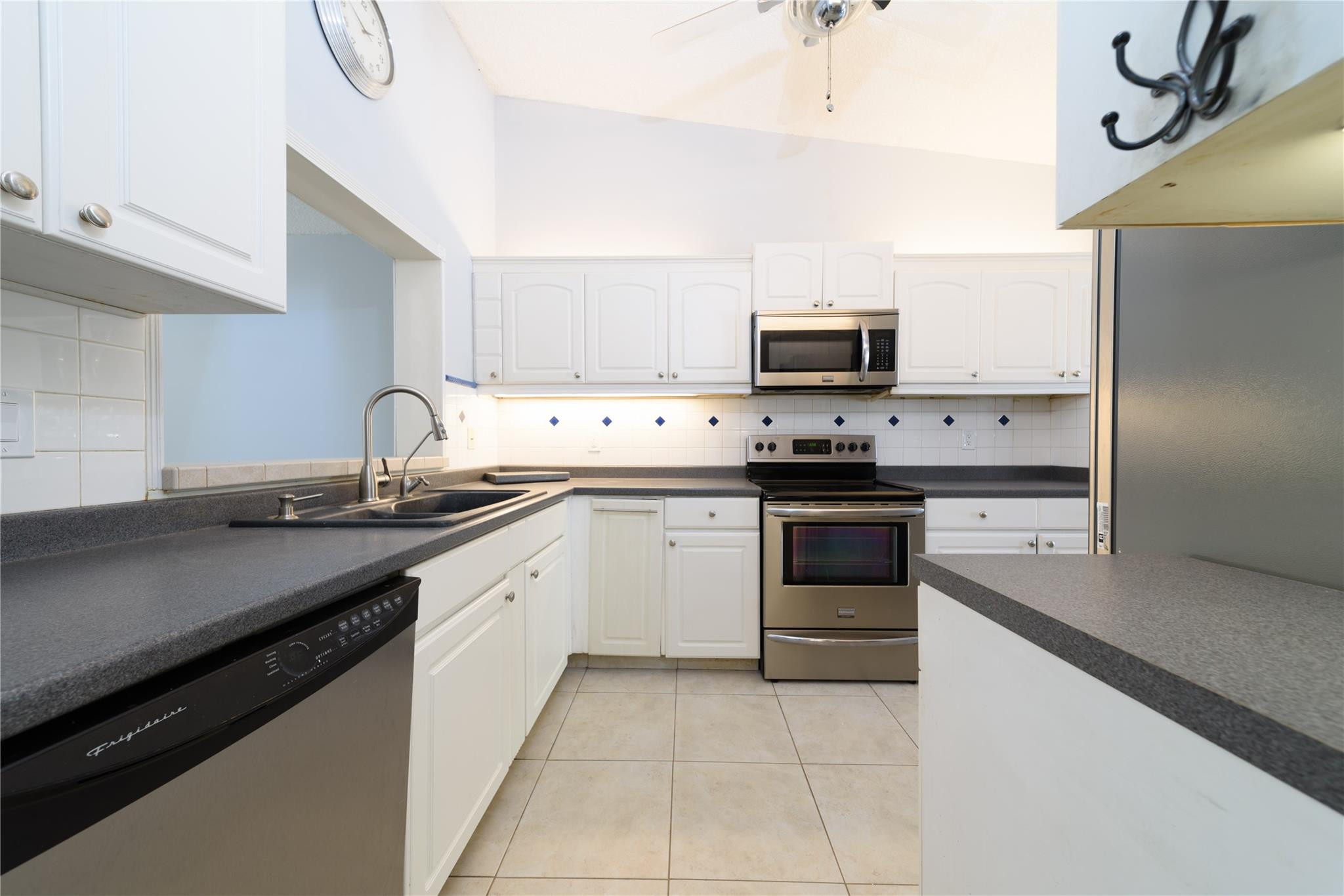 CANARY PALM CLUB - Residential