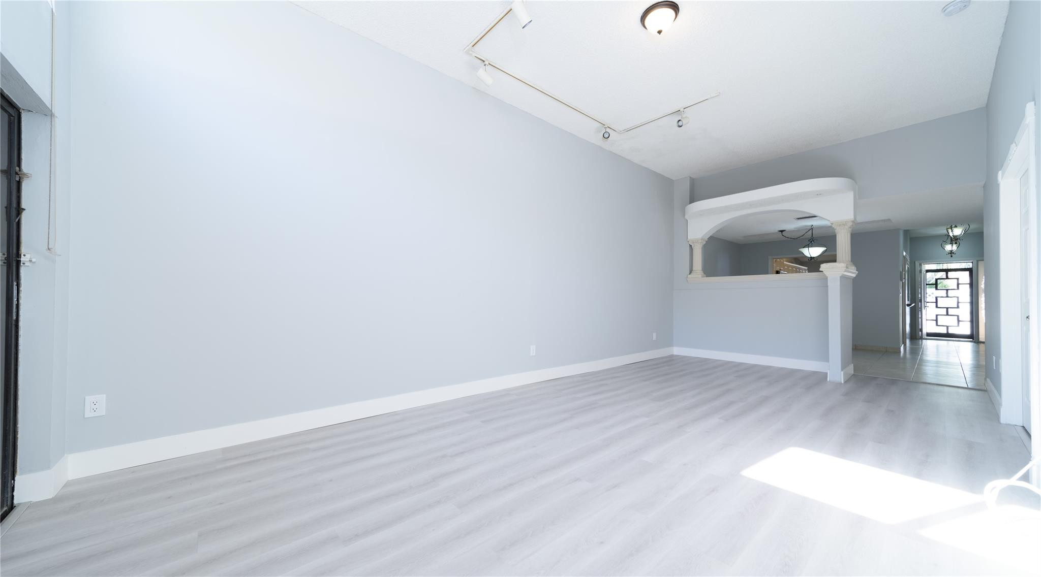 CANARY PALM CLUB - Residential