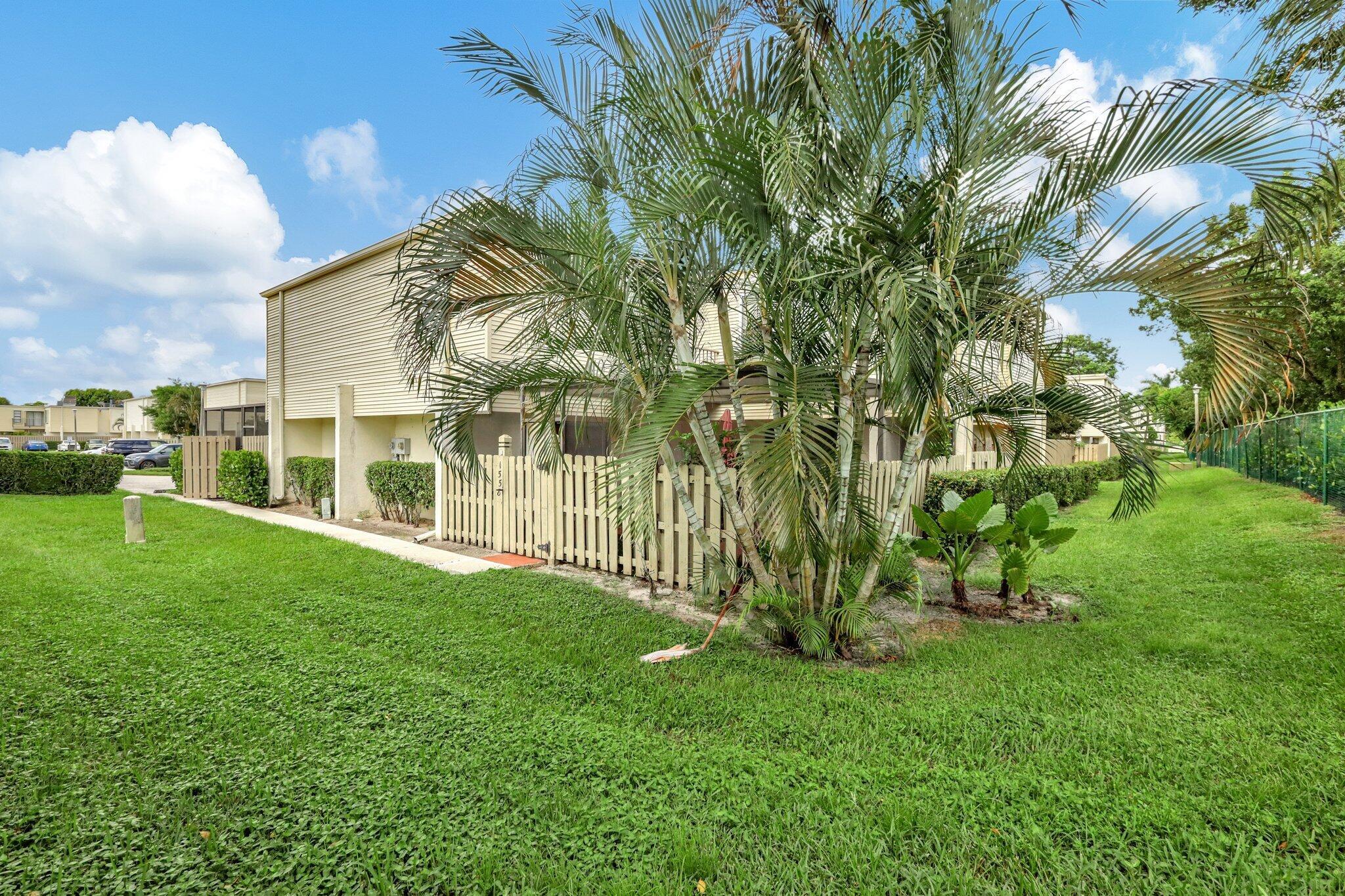 Townhome in center of Wellington. Large fenced courtyard with three good size bedrooms upstairs. Perfect seasonal rental.
