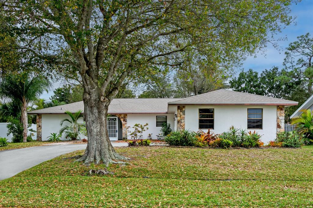 Photo of 412 SE Seabreeze Lane, Port St Lucie, FL 34983 (MLS # R10864216)