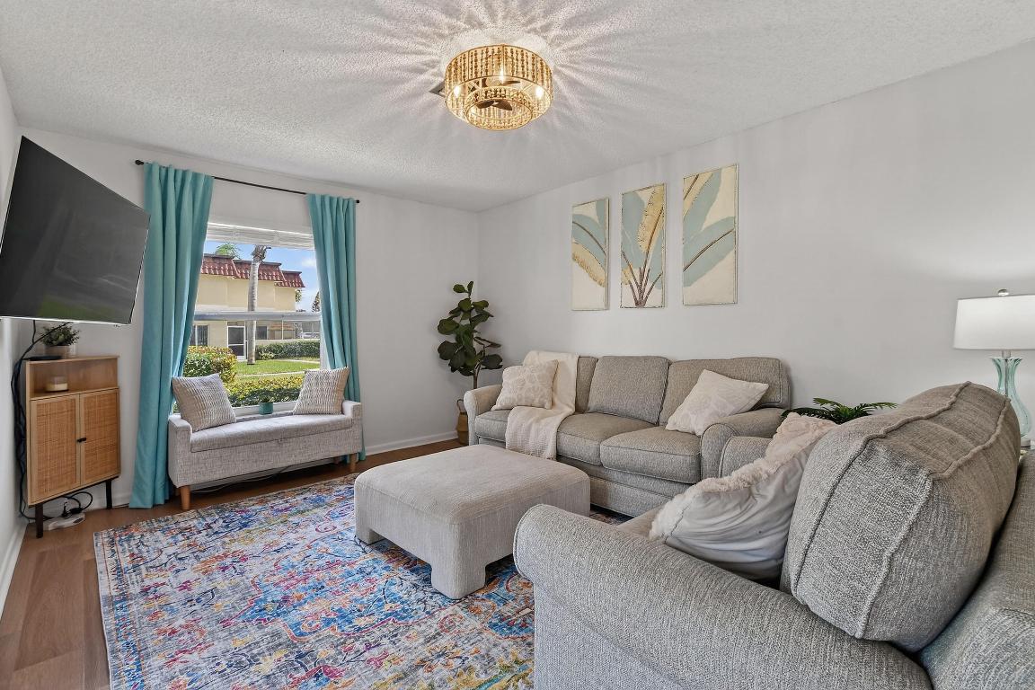 VILLAS ON THE GREEN CONDO - Residential