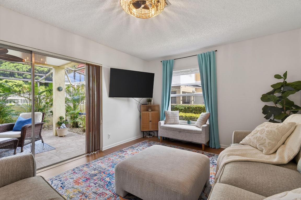 VILLAS ON THE GREEN CONDO - Residential