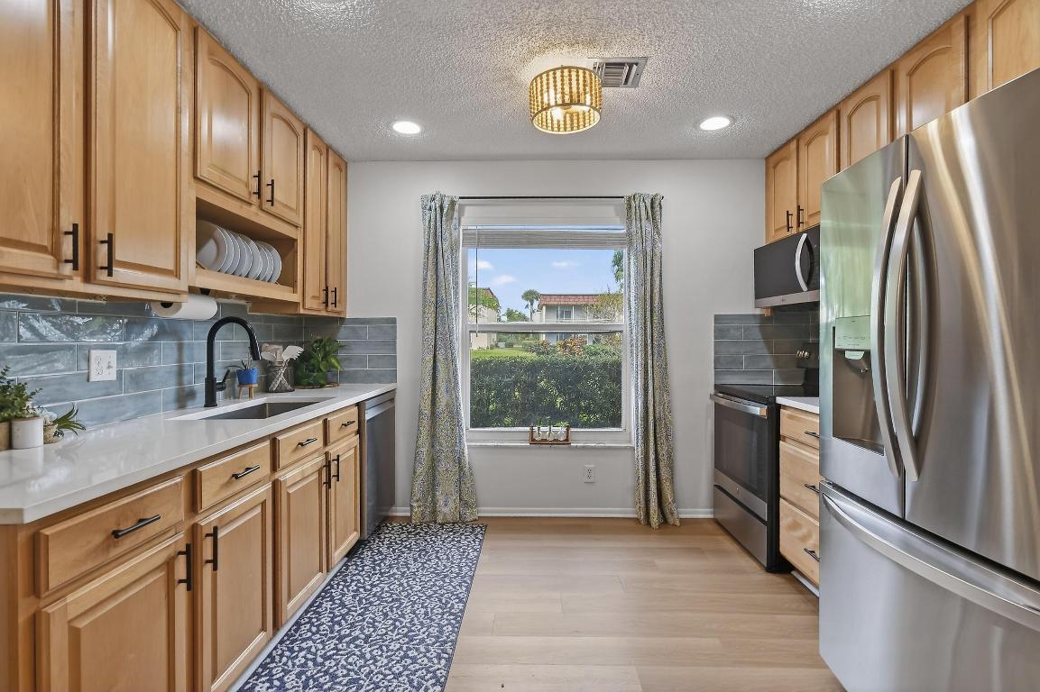 VILLAS ON THE GREEN CONDO - Residential