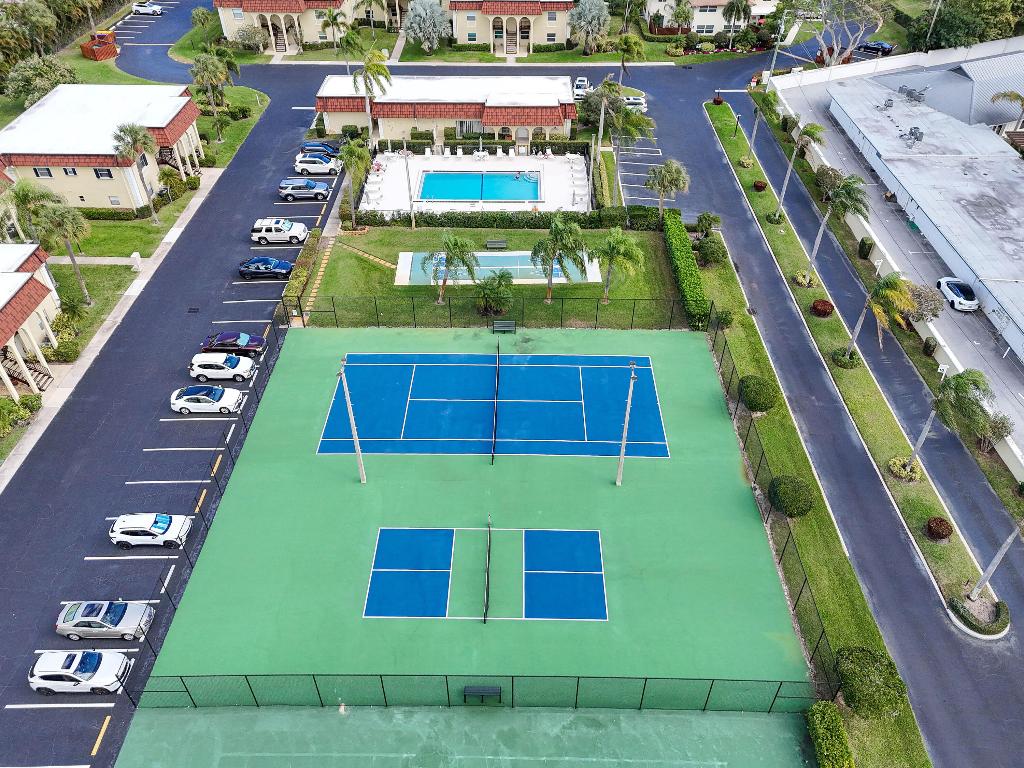 VILLAS ON THE GREEN CONDO - Residential