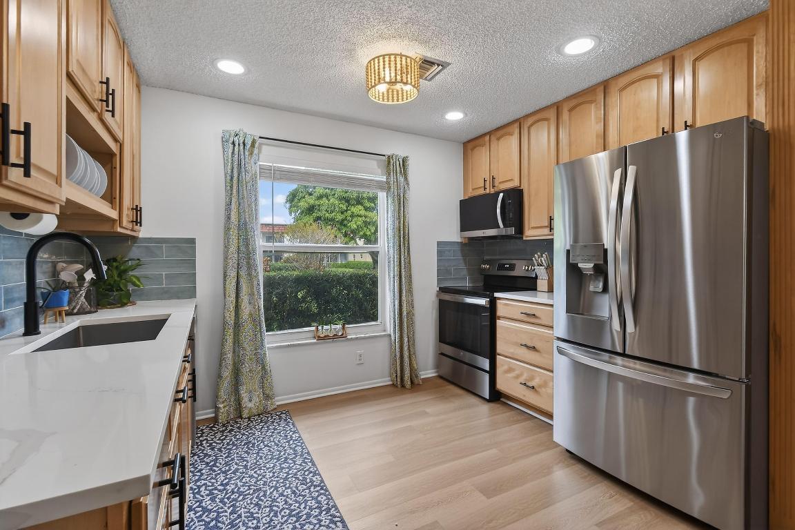 VILLAS ON THE GREEN CONDO - Residential