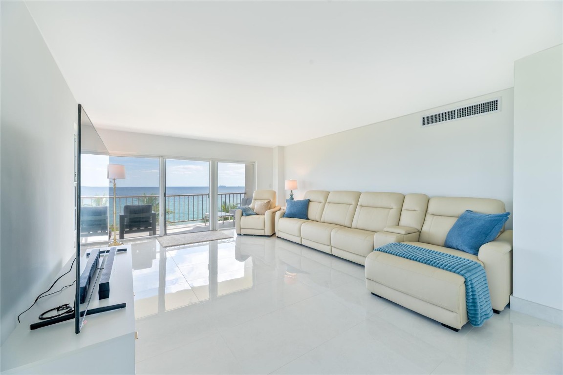 1021 Hillsboro Mile 308