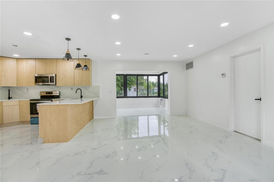 HOLLYWOOD HILLS - Residential Lease