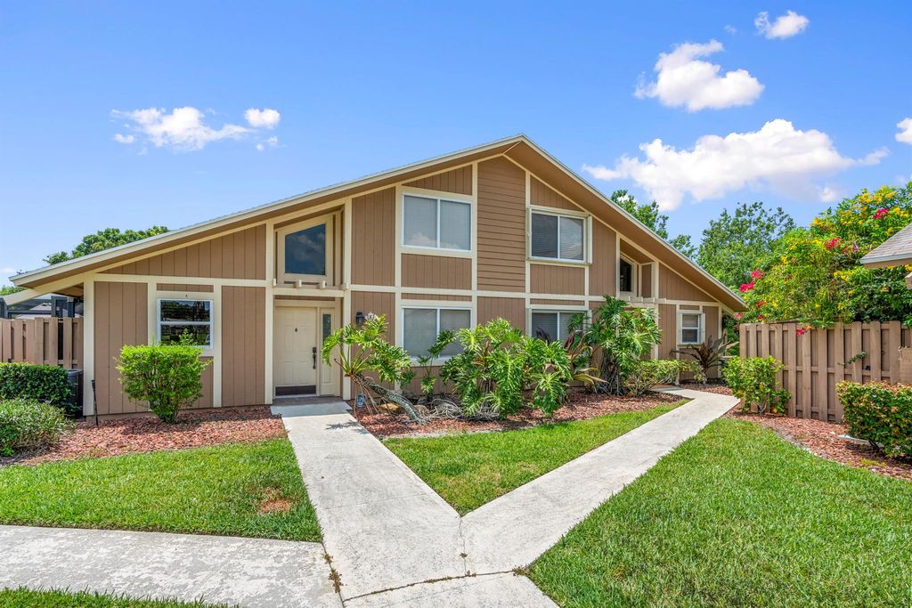Photo of 182 Maplecrest Circle, Jupiter, FL 33458 (MLS # R10989276)