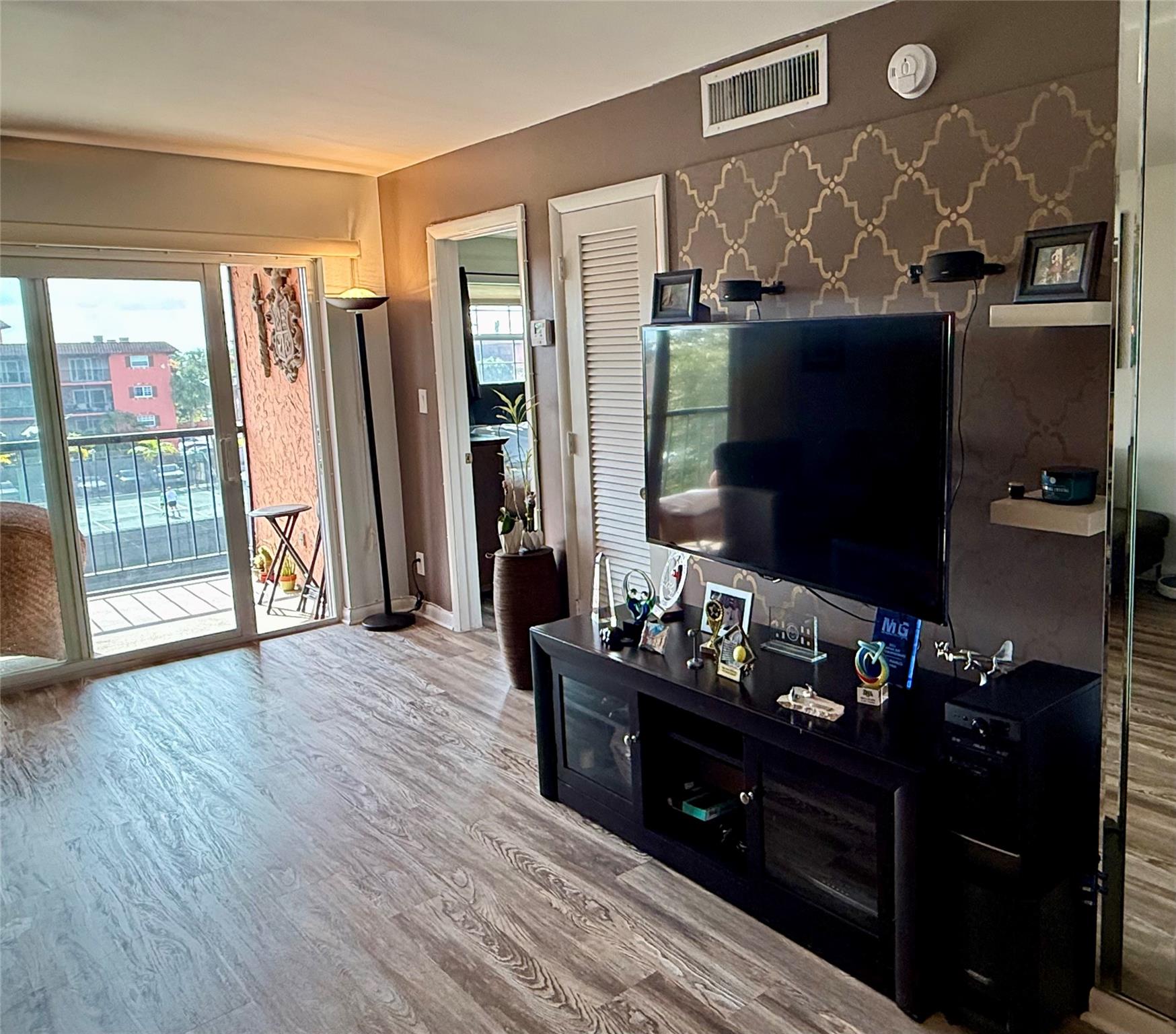 610 Tennis Club Dr 408