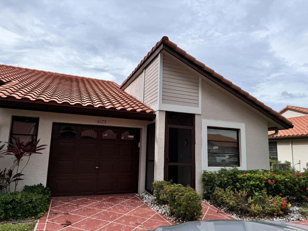 Photo of 6175 Kings Gate Circle, Delray Beach, FL 33484 (MLS # R11015135)