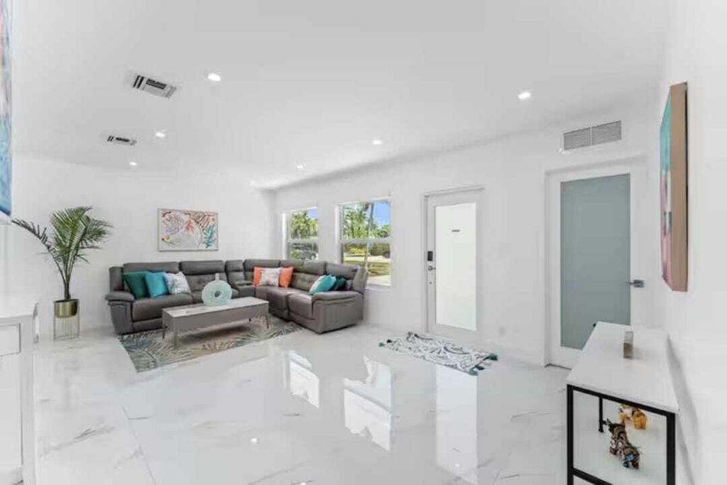 Photo of 1713 NE Ne 7th Terrace NE, Fort Lauderdale, FL 33305 (MLS # R11145917)