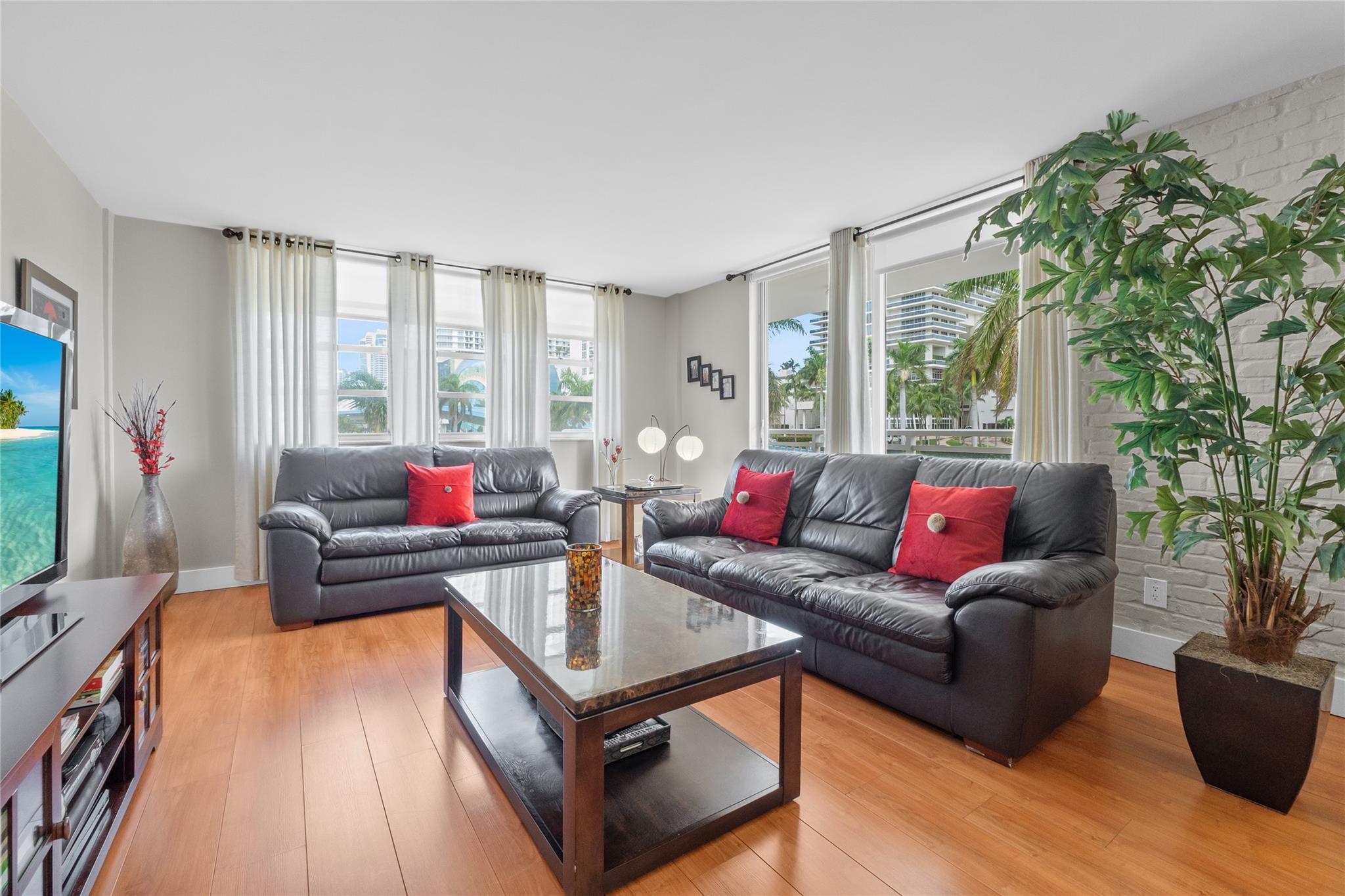 PLAZA TOWERS - Residential