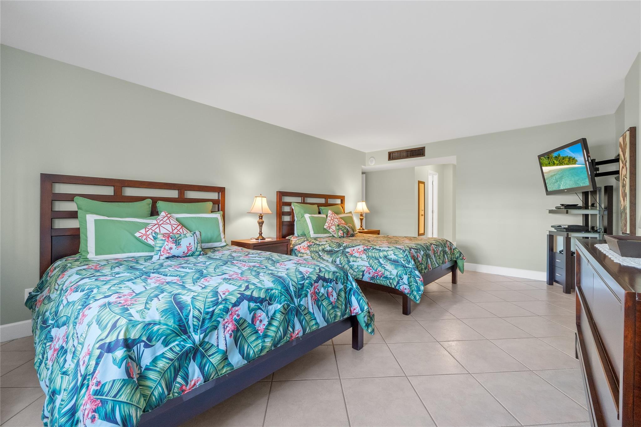 PLAZA TOWERS - Residential