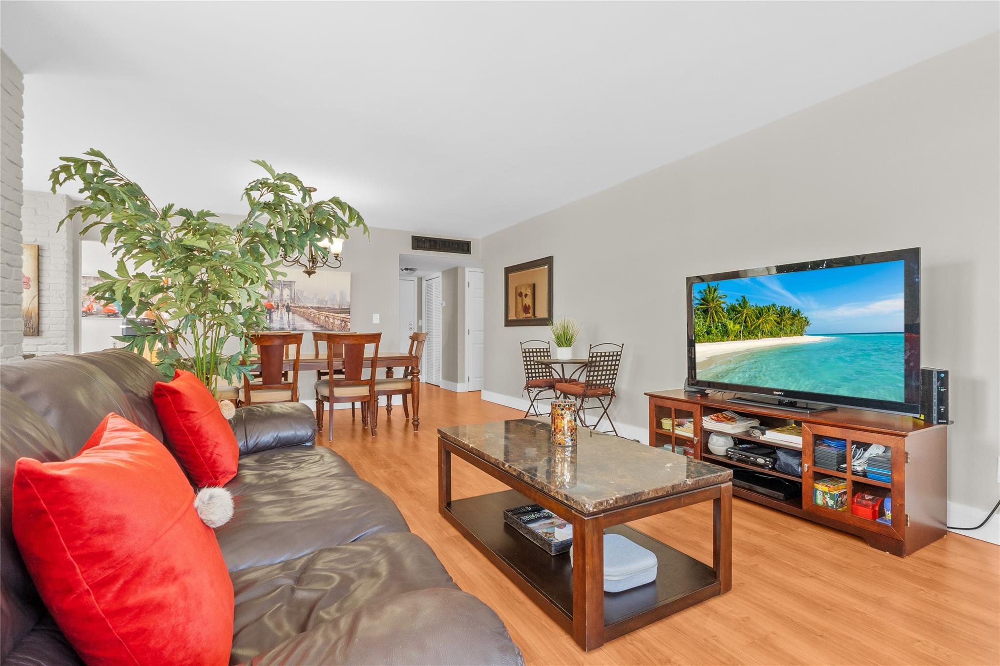 PLAZA TOWERS - Residential