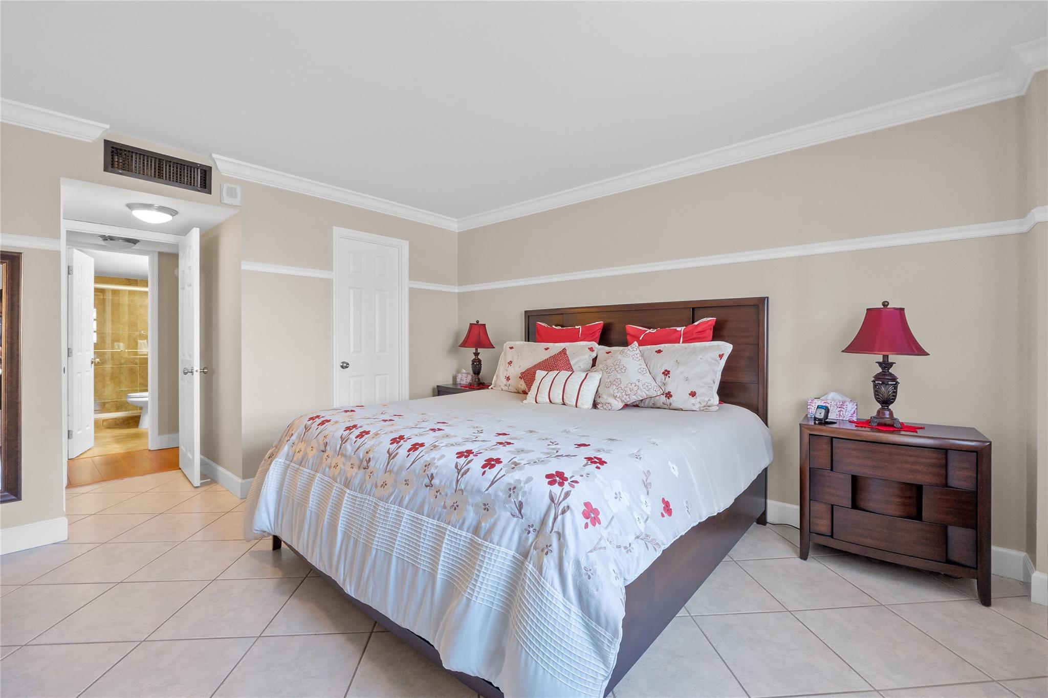 PLAZA TOWERS - Residential