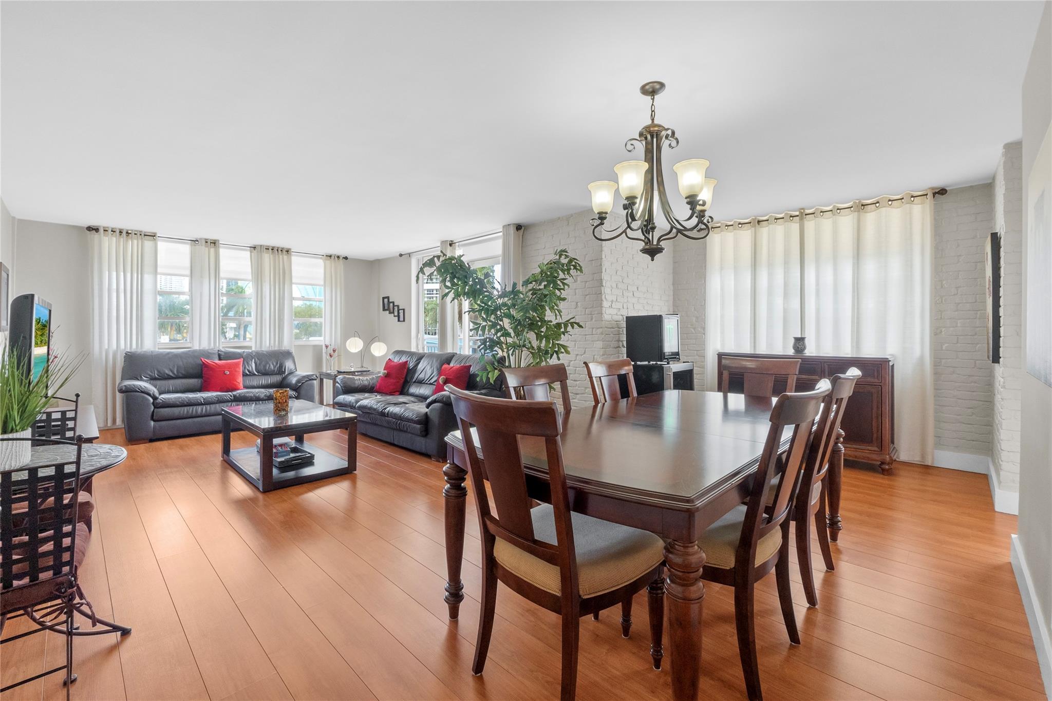 PLAZA TOWERS - Residential