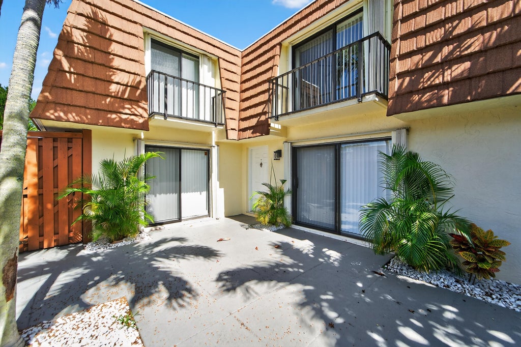 Photo of 3900 SE COUNTY LINE Road #27D, Tequesta, FL 33469 (MLS # B26076290)