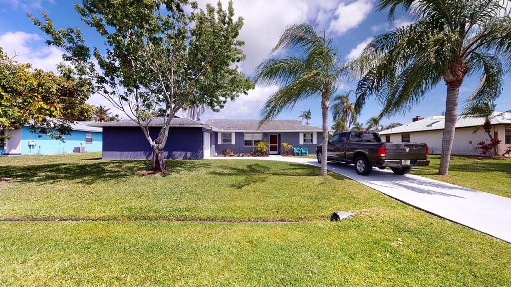 Photo of 781 SE Sweetbay Avenue, Port Saint Lucie, FL 34983 (MLS # R10787096)