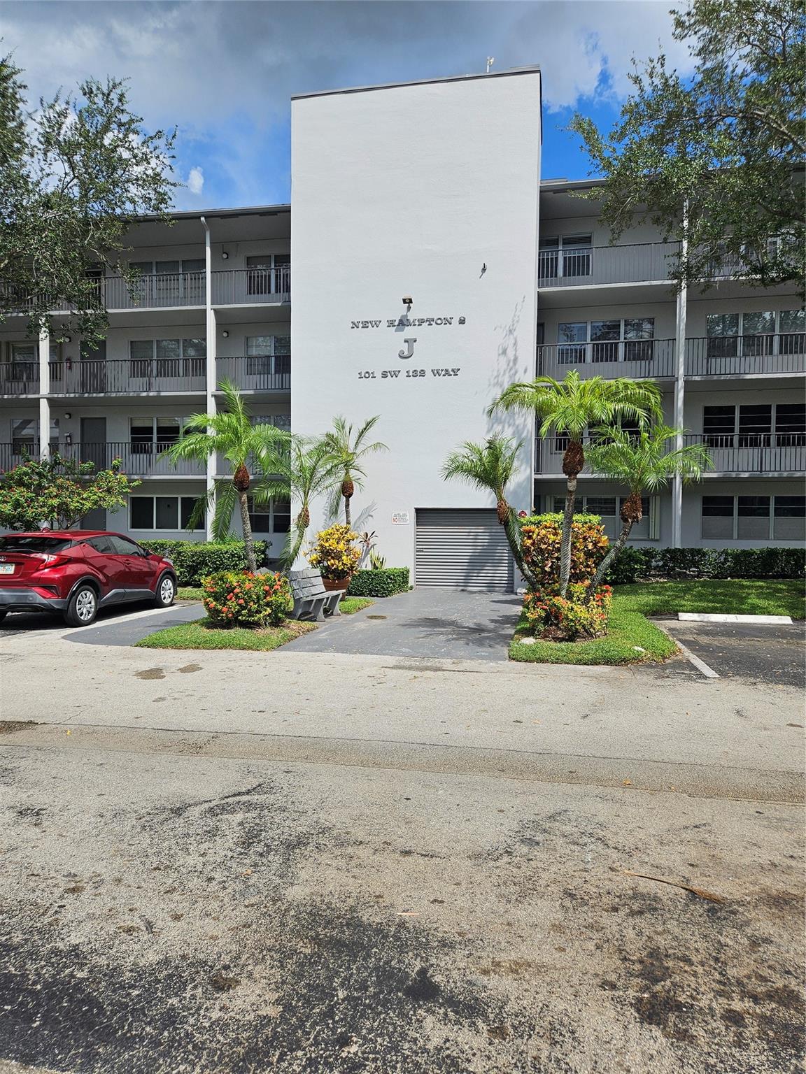 2 BEDROOM / 2 BATH CORNER END UNIT ON 2ND FLOOR. WHITE KITCHEN. LAMINATE AND TILE FLOORS. MASTER BEDROOM WITH WALK IN CLOSET AND PRIVATE BATH. WASHER AND DRYER ARE IN THE STORAGE ROOM ACROSS FROM ELEVATOR ALONG WITH A PRIVATE STORAGE LOCKER. GREAT COMMUNITY WITH POOLS AND CLUB HOUSE. CLOSE TO SHOPPING AND RESTAURANTS.