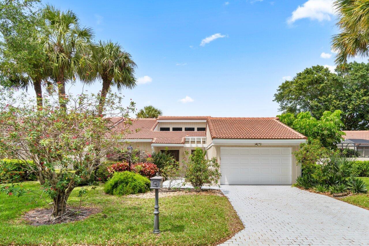 25 Glens Drive W