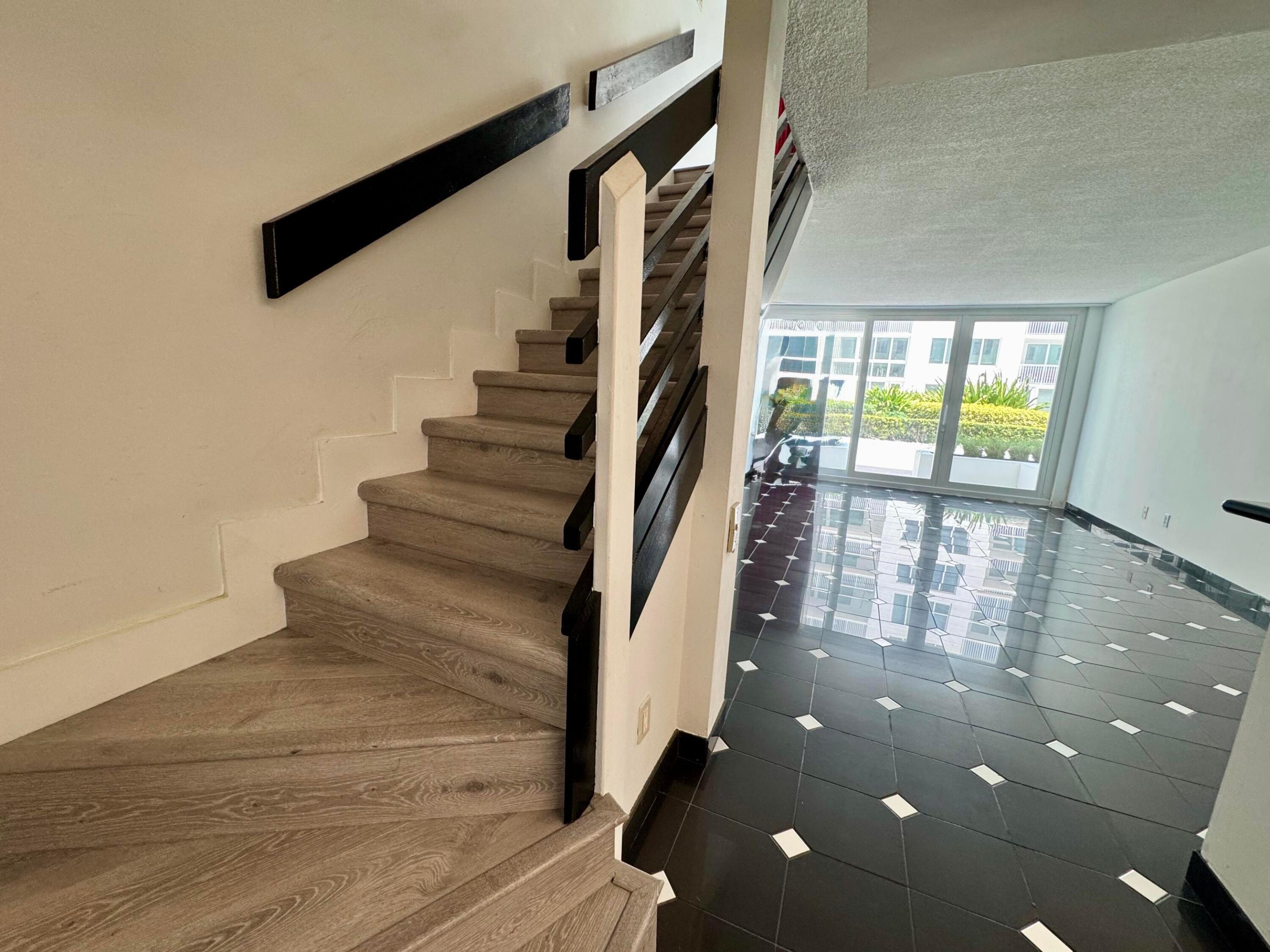 THE CARRIAGE HOUSE CONDO - Residential