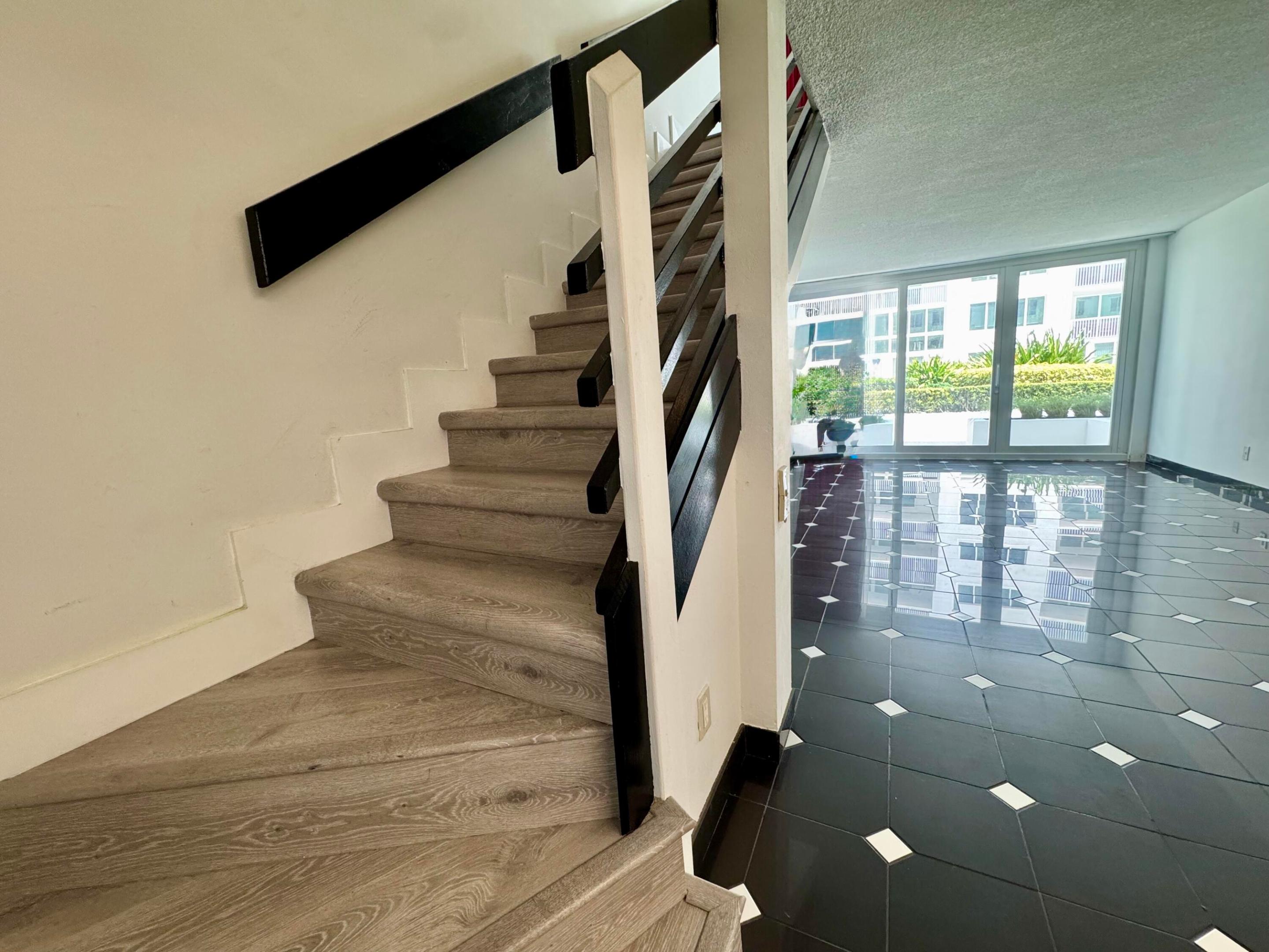 THE CARRIAGE HOUSE CONDO - Residential