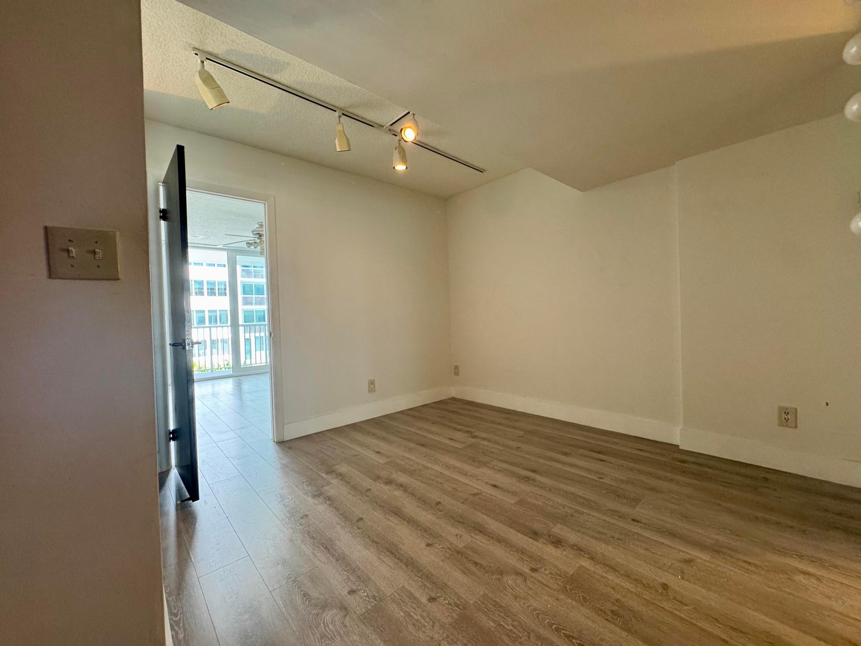 THE CARRIAGE HOUSE CONDO - Residential