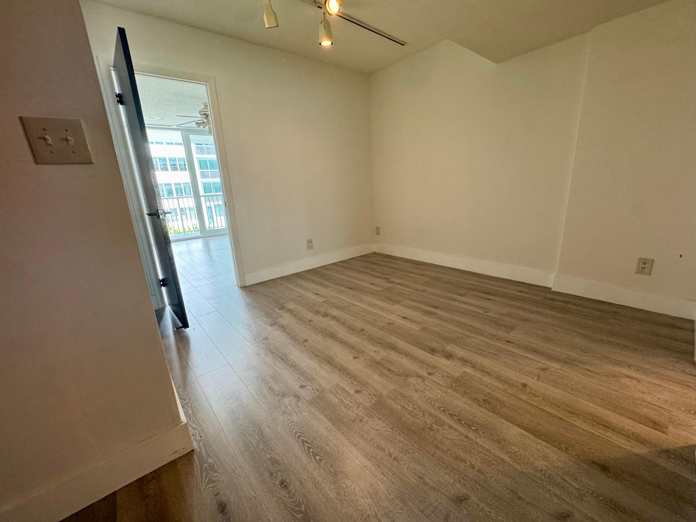 THE CARRIAGE HOUSE CONDO - Residential