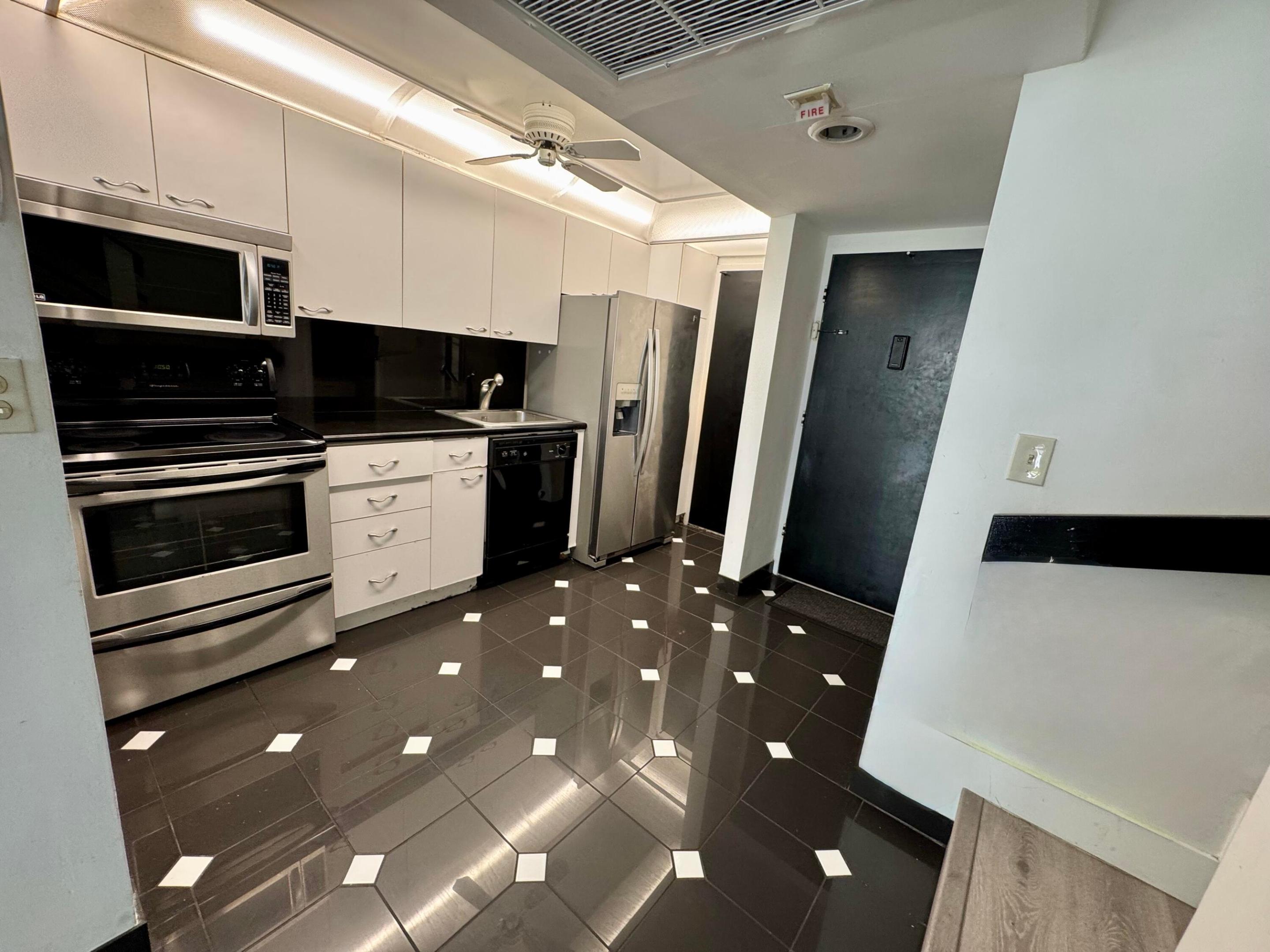 THE CARRIAGE HOUSE CONDO - Residential