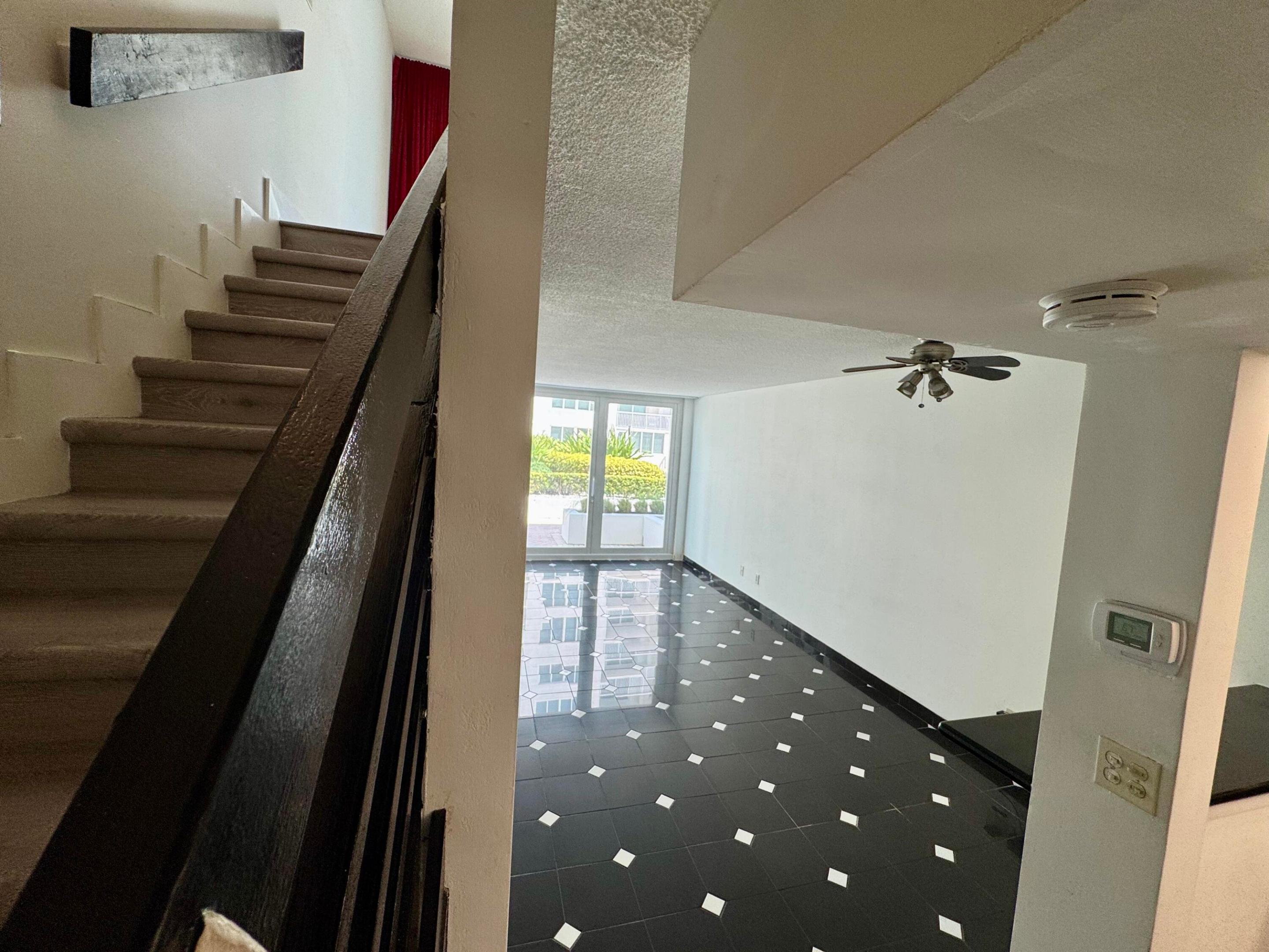 THE CARRIAGE HOUSE CONDO - Residential