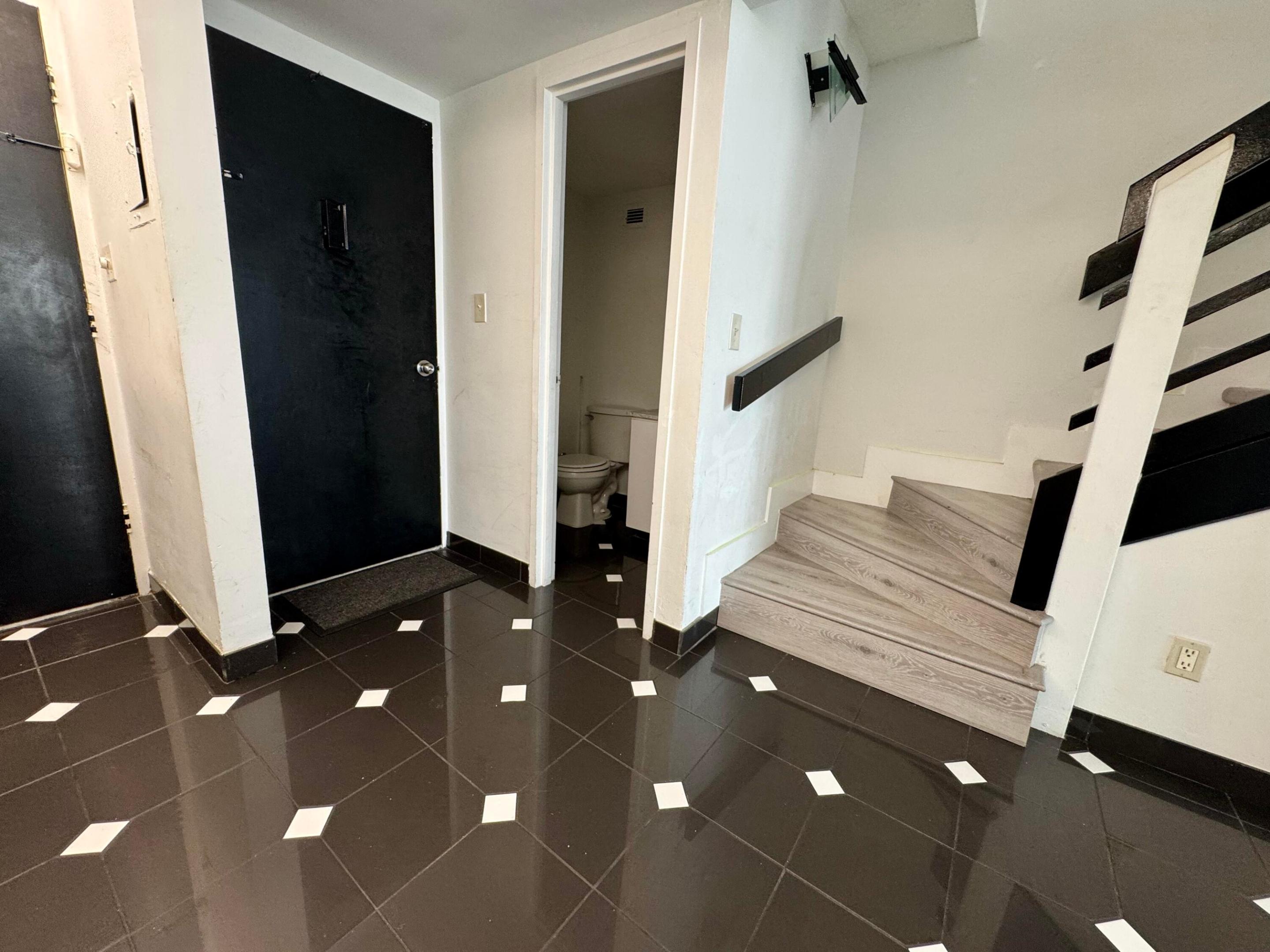 THE CARRIAGE HOUSE CONDO - Residential