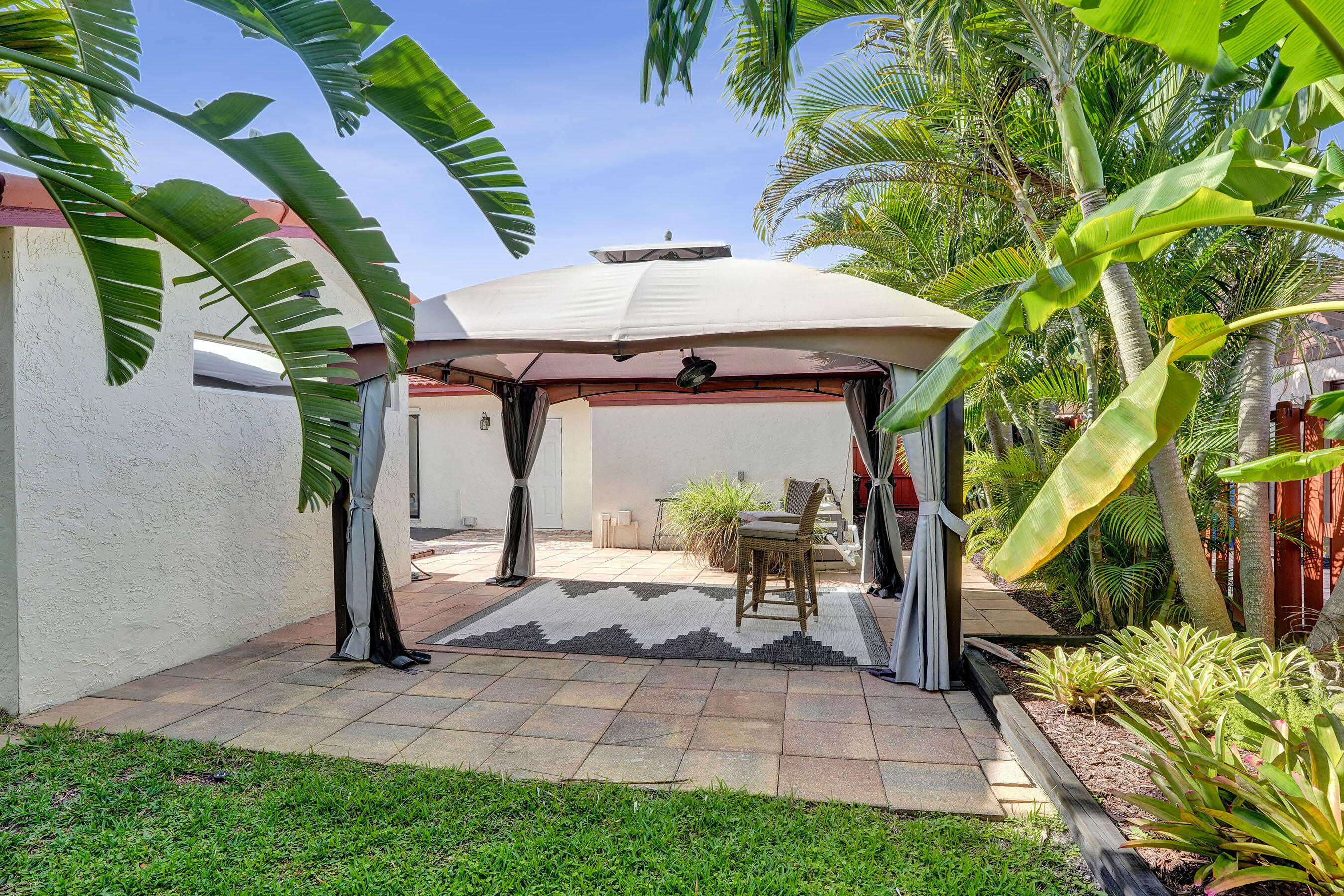 ROYAL PALM LAKE ESTATES - Residential