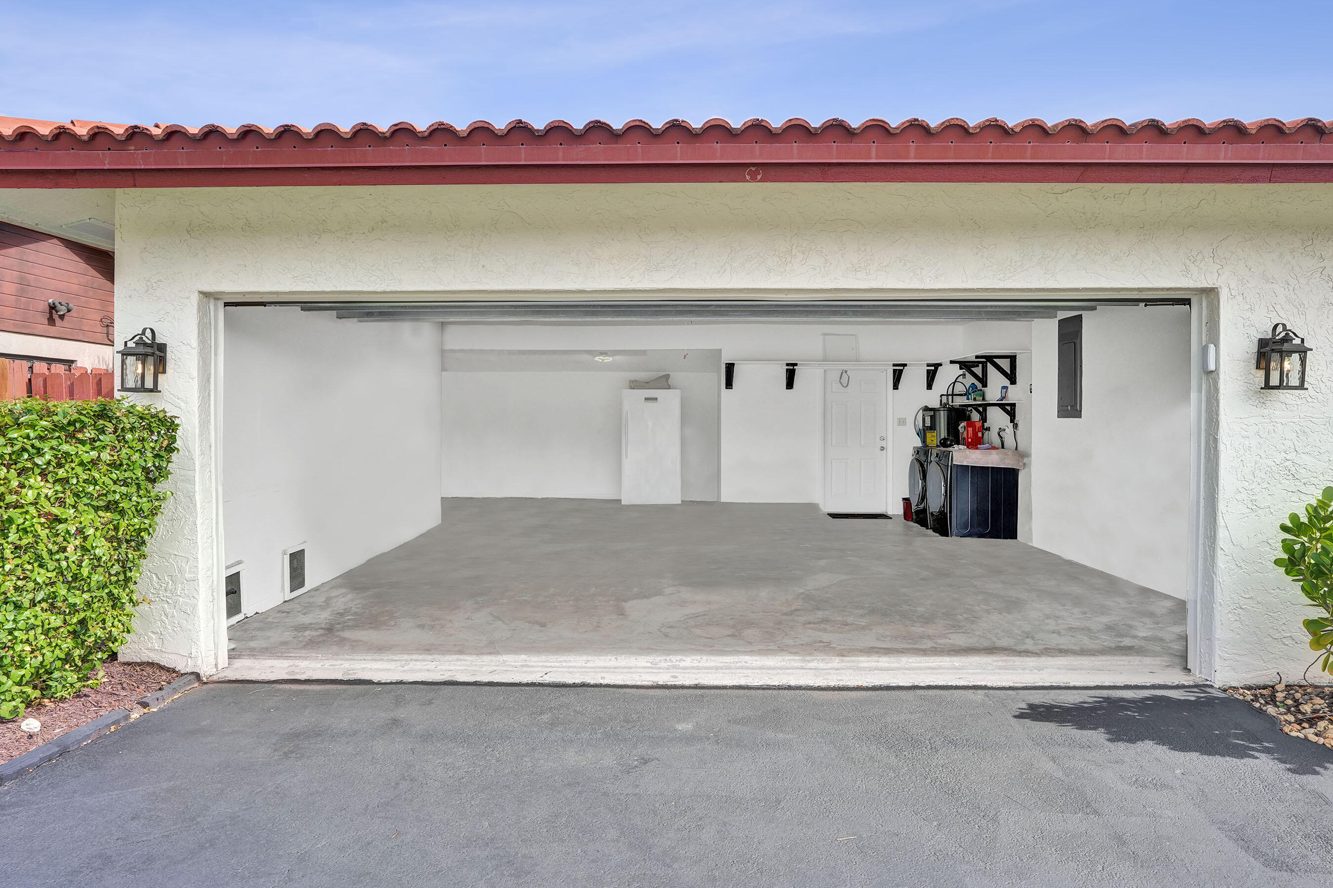 ROYAL PALM LAKE ESTATES - Residential