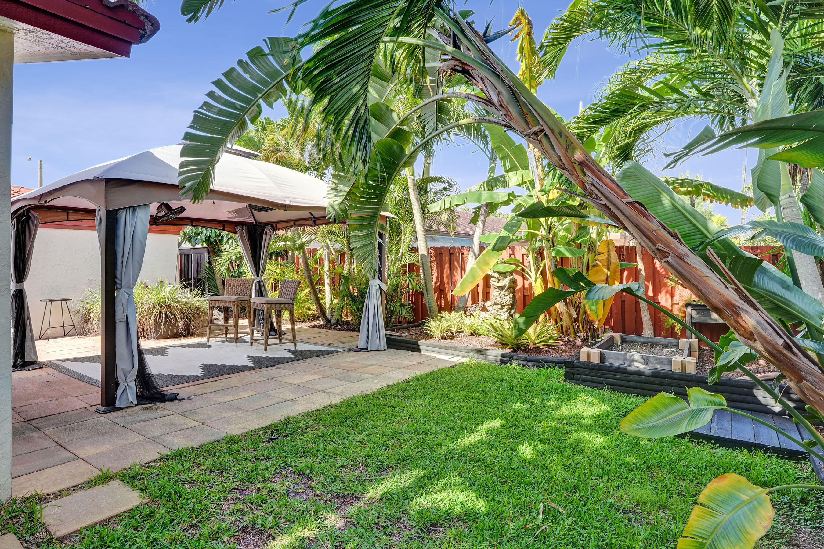 ROYAL PALM LAKE ESTATES - Residential