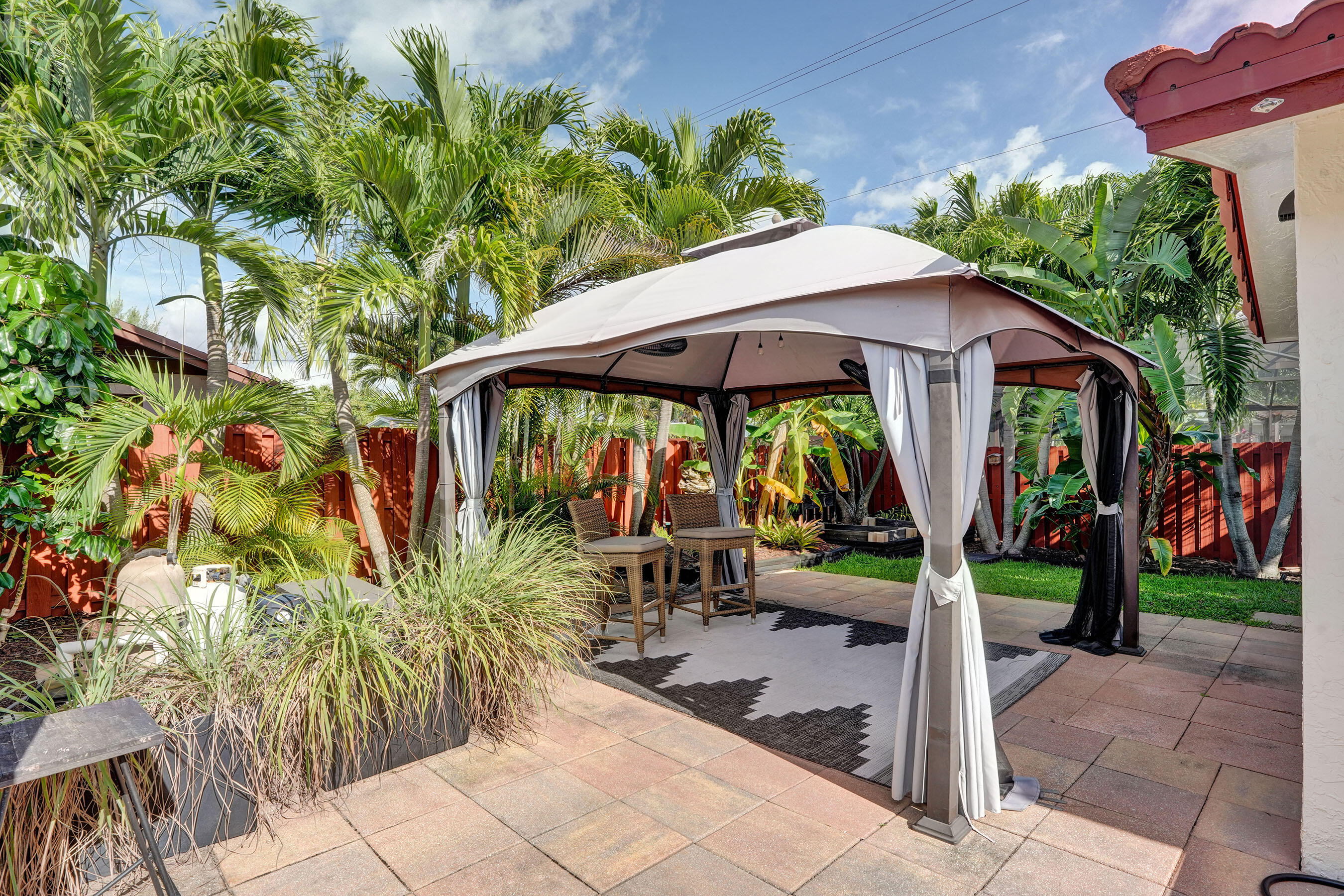 ROYAL PALM LAKE ESTATES - Residential